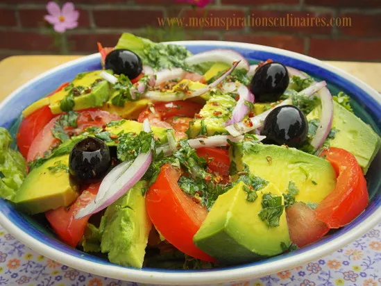 Recette: Œuf sur un lit d&rsquo;avocat et tomate tiède