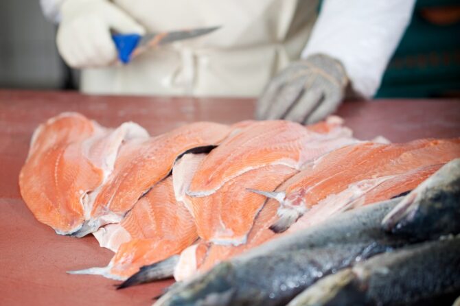 Recette: Salade de saumon grillé aux épinards et aux baies