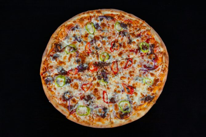 Tarte fine aux anchois, poivrons confits et fromage de brebis