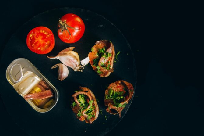 Crostini aux anchois, beurre citronné et radis
