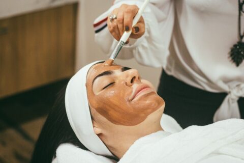 Traitement médical esthétique du visage pour améliorer la qualité de la peau