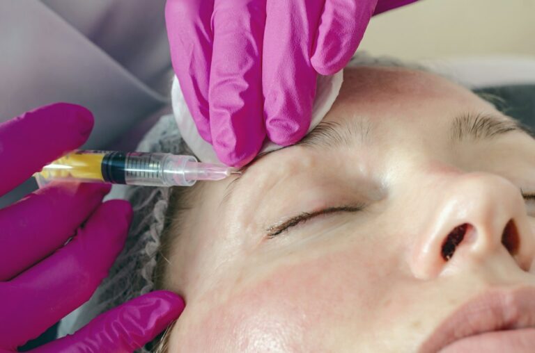 Traitement esthétique du visage par injections en cabinet médical
